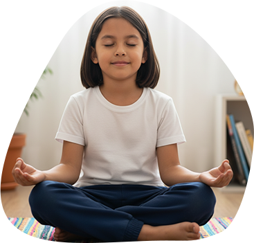 Niña haciendo yoga mindfulness en Infinita Mente